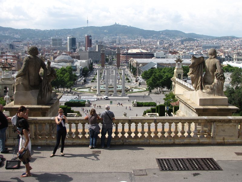 Museu Nacional_placa d espanya.jpg - Uitzicht vanaf het bordes van het museu nacional. Op de achtergrond de twee Venetiaanse Torens aan de Plaça d'Espanya. De brede laan, de Avinguda de la Reina Maria Christina, leidt naar de font magica.